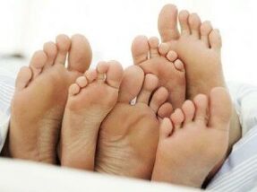 pies sanos después del tratamiento fúngico entre los dedos de los pies